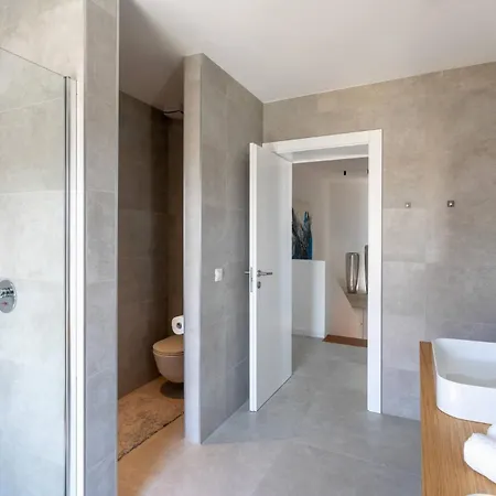 Infinity With Infinity Pool, Sea View * フヴァル